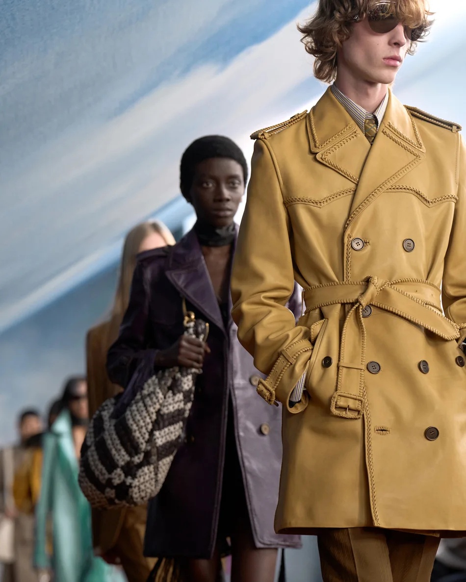 **Spring/Summer 2026 London Fashion Week — Burberry Draws Festival Inspiration** Returning to music festival vibes, Burberry’s collection features **fringes and crochet knits**, evoking a nostalgic, free-spirited aesthetic.